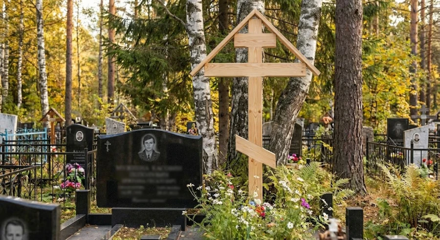 krest-za-pamyatnikom